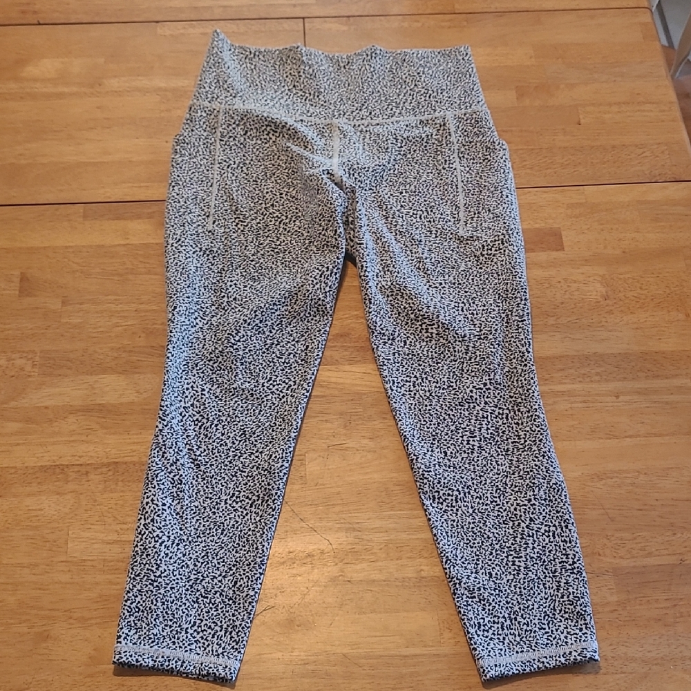 Athleta Monochrome Speckled Capri Leggings